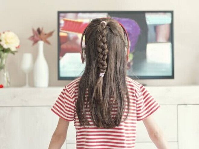 Menininha assistindo TV