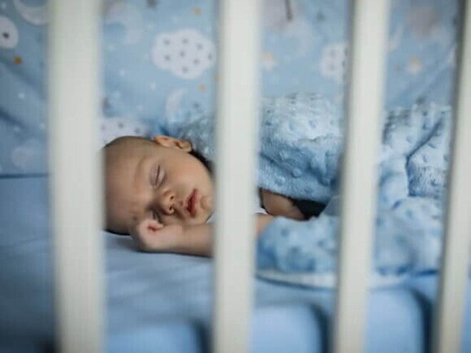 Bebê dormindo com a boca aberta, respirando pela boca