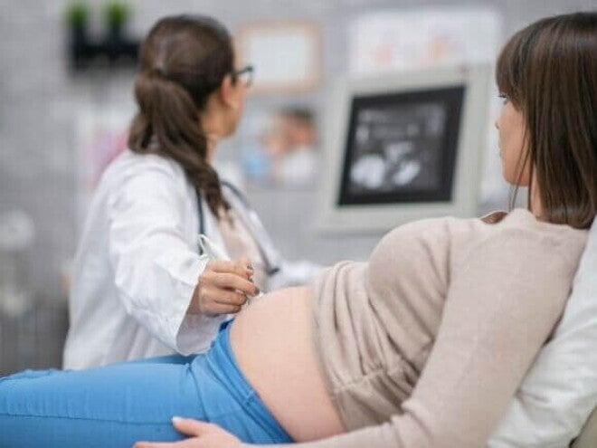 Mulher grávida passando por um exame de ultrassom. Mulher grávida passando por um exame de ultrassom.