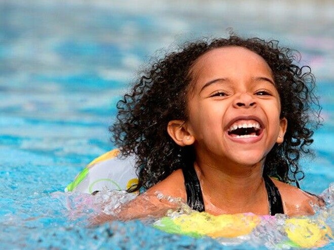 Criança na piscina Criança na piscina