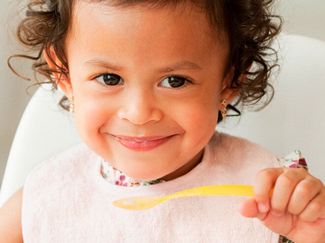 Criança comendo sozinha o papa, por Nestlé Baby & Me Criança comendo sozinha o papa, por Nestlé Baby & Me