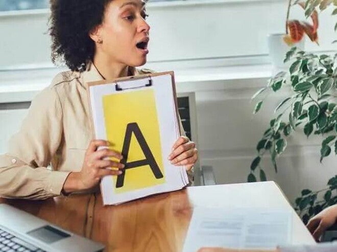 Foto que representa uma consulta na fonoaudióloga