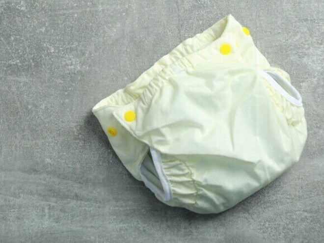 Fralda para piscina para bebês na cor verde água com botões amarelos Fralda para piscina para bebês na cor verde água com botões amarelos