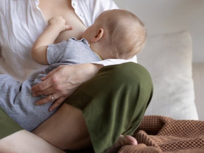 Imagem de uma mãe segurando um bebê enquanto amamenta ele Imagem de uma mãe segurando um bebê enquanto amamenta ele
