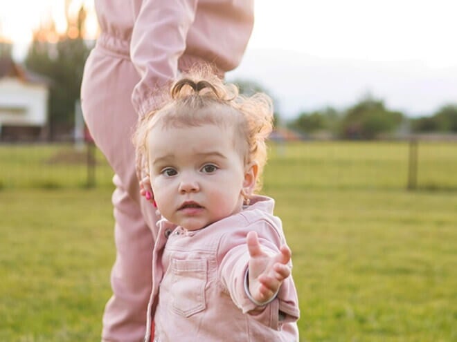 Mãe andando com sua filha pequena em uma fazenda. Mãe andando com sua filha pequena em uma fazenda.