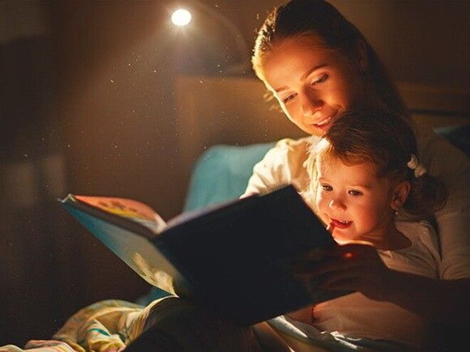 mae_lendo_livro_para_o_filho_antes_de_dormir mae_lendo_livro_para_o_filho_antes_de_dormir