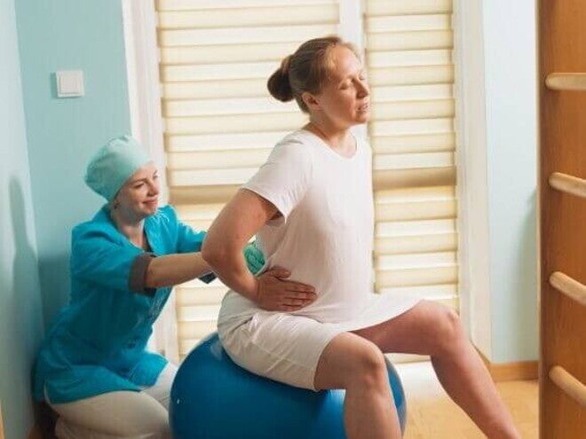 Gestante se preparando para o parto com uma profissional de saúde. Gestante se preparando para o parto com uma profissional de saúde.