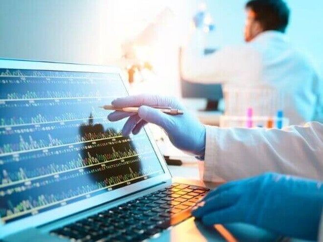 Equipe médica analisando informações a partir de um sequenciamento genético. Equipe médica analisando informações a partir de um sequenciamento genético.