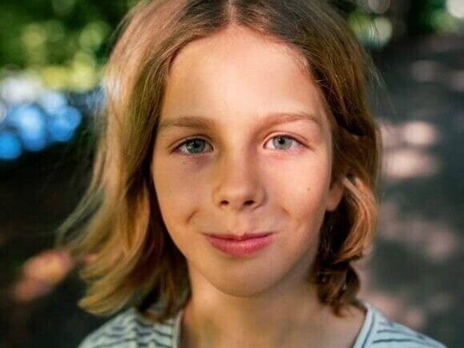 Menino loiro de olhos claros olhando diretamente para a câmera. Menino loiro de olhos claros olhando diretamente para a câmera.