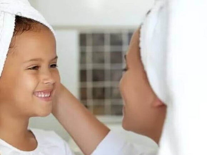 mãe e filha com toalhas na cabeça pós banho mãe e filha com toalhas na cabeça pós banho
