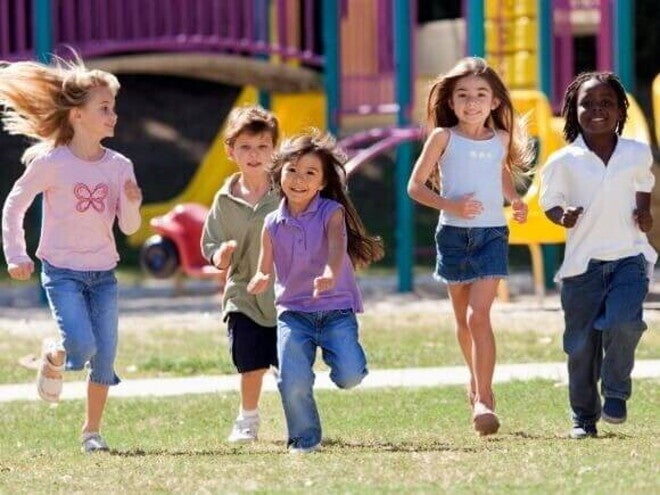 Cinco crianças correndo juntas e sorrindo em um parque gramado. A imagem transmite alegria, vitalidade e saúde, associadas ao tema do suplemento alimentar infantil. Cinco crianças correndo juntas e sorrindo em um parque gramado. A imagem transmite alegria, vitalidade e saúde, associadas ao tema do suplemento alimentar infantil.