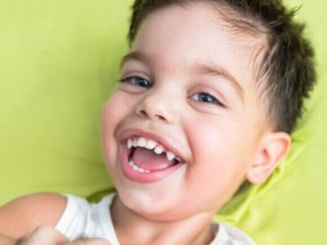 Menino deitado com um sorriso aberto Menino deitado com um sorriso aberto
