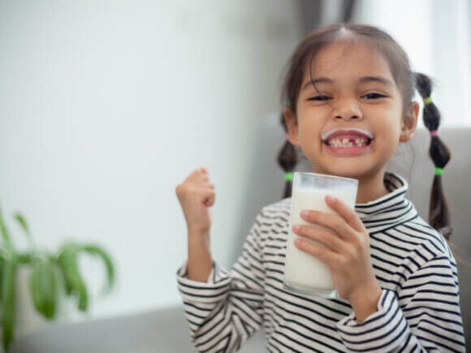 Criança pequena de mais de 3 anos de idade [TR4.1]consumindo composto lácteo adequado para a primeira infância