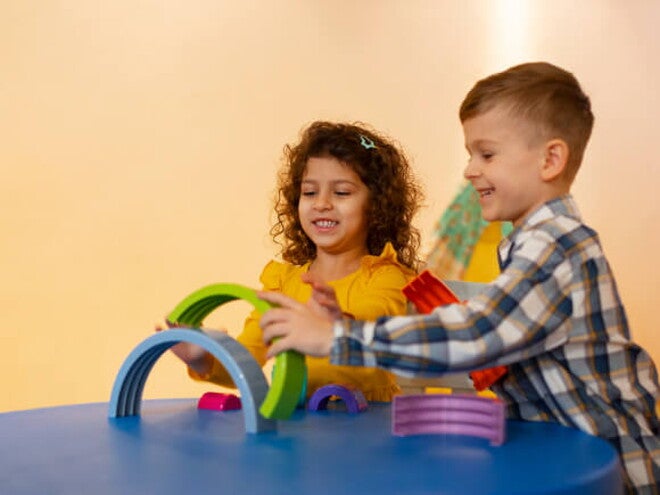 um menino e uma menina brincando com brinquedos pedagógicos um menino e uma menina brincando com brinquedos pedagógicos