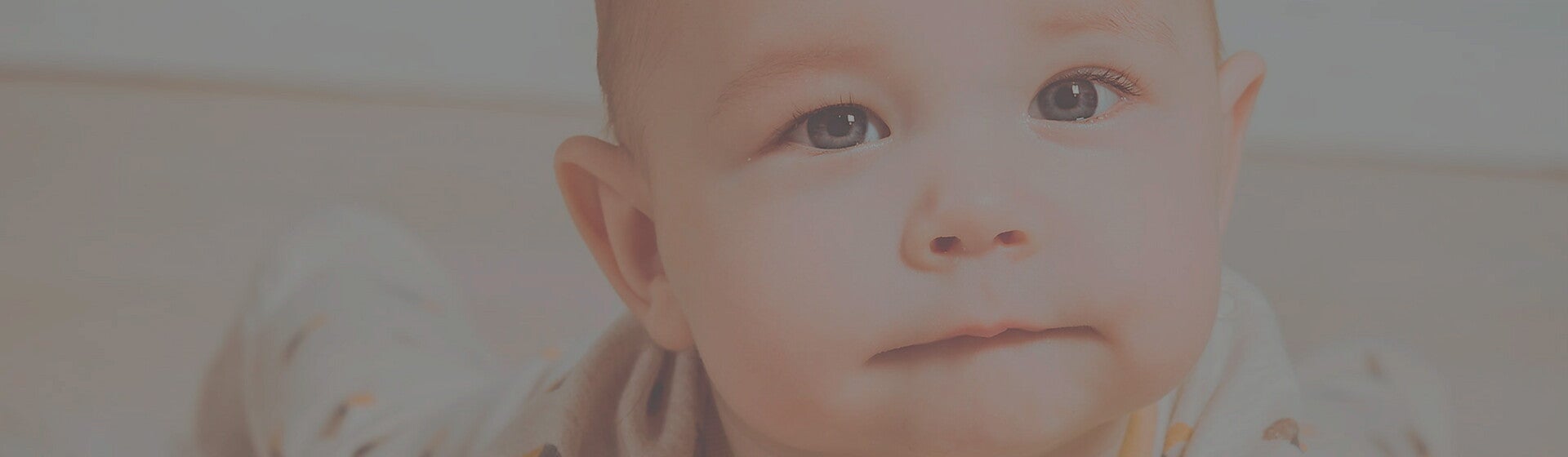 imagem de bebê com olhos claros para falar sobre calculadora de cor de olhos do bebê e evolução da cor de olhos do bebê