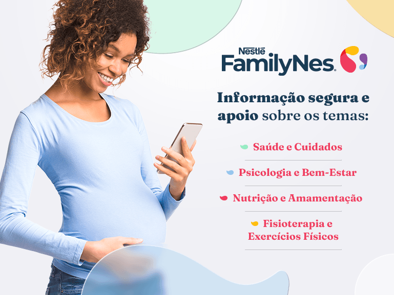 Mulher grávida olhando para o celular sorrindo
