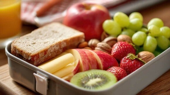 Lancheira vegetariana com pão integral e frutas