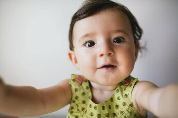 Foto de um bebê perto da câmera