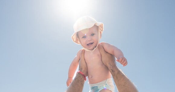 Um homem segundo com um sorriso no rosto contra o sol, em um dia quente de verão Um homem segundo com um sorriso no rosto contra o sol, em um dia quente de verão