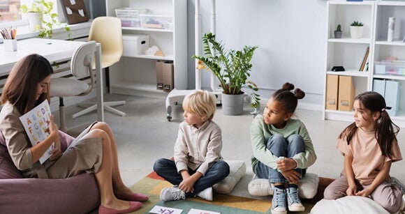 Fonoaudióloga fazendo atividades em consultório com três crianças para tratamento de Apraxia da Fala. Fonoaudióloga fazendo atividades em consultório com três crianças para tratamento de Apraxia da Fala.