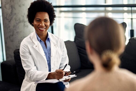 A especialista responde Foto de médica conversando com paciente