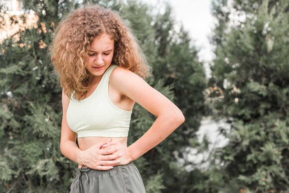 Cesárea inflamada é normal? Entenda! Foto de mulher sentindo dor