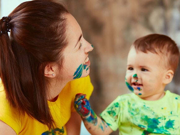 Foto de bebê brincando com mãe Comunicação da criança autista e os neuroatípicos