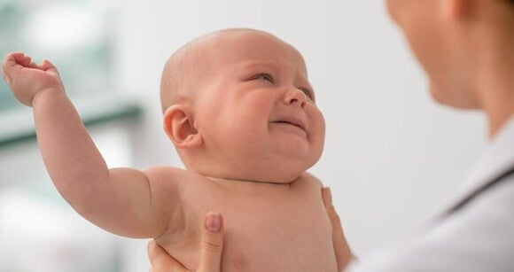 Bebê recém nascido chorando no colo de uma médica. Bebê recém nascido chorando no colo de uma médica.
