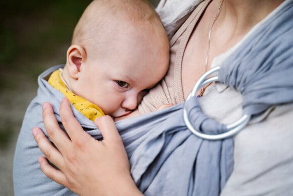 Um bebê no colo de uma mulher mamando Um bebê no colo de uma mulher mamando