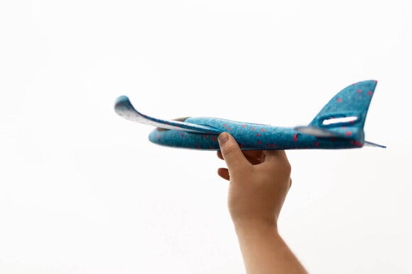 Uma mão segurando um avião de brinquedo Uma mão segurando um avião de brinquedo