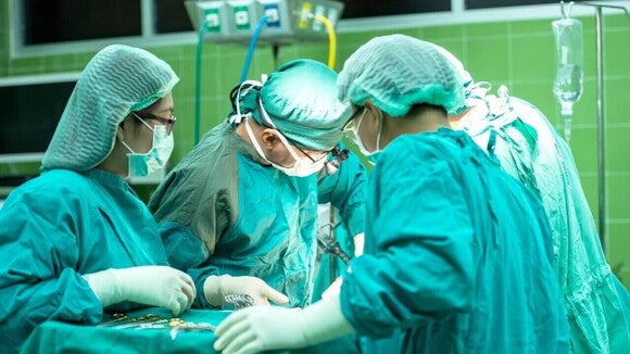 Equipe médica realizando um procedimento cirúrgico. Equipe médica realizando um procedimento cirúrgico.