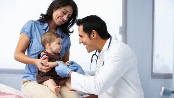 Mãe e bebê em consulta com o pediatra, essencial para diagnosticar e saber se o bebê tem APLV e iniciar o tratamento adequado.