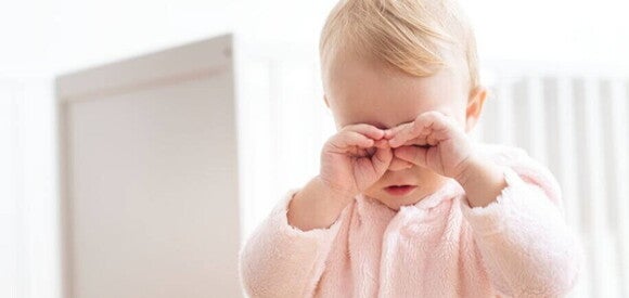 Conjuntivite1 Bebê com as mãozinhas sobre os olhos