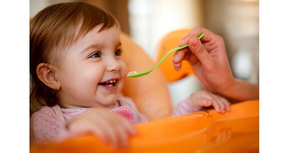 A importância do Ferro na nutrição do bebê Bebê comendo