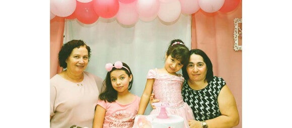 Júlia em seu último aniversário acompanhada de uma prima e suas duas avós que cuidam dela. Júlia em seu último aniversário acompanhada de uma prima e suas duas avós que cuidam dela.