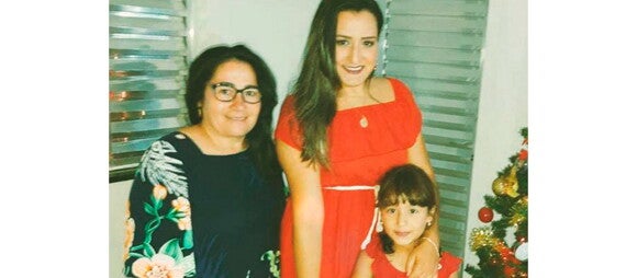 Mônica, sua mãe Conceição e sua filha Júlia em uma reunião familiar. Mônica, sua mãe Conceição e sua filha Júlia em uma reunião familiar.