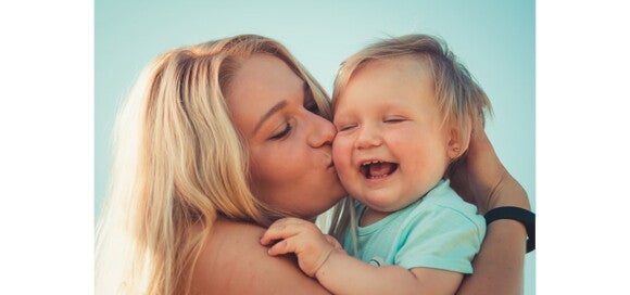 Introdução Alimentar do Bebê Mãe abraça e beija filho bebê