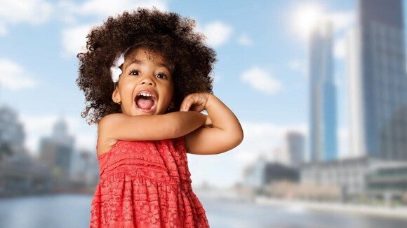 Menina com a boca aberta, vestindo um vestido vermelho com uma cidade ao fundo Menina com a boca aberta, vestindo um vestido vermelho com uma cidade ao fundo