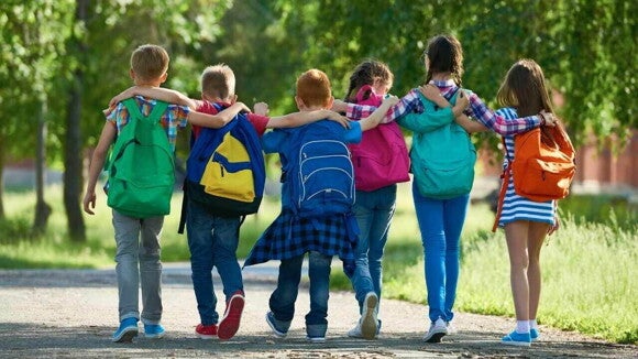Grupo de crianças abraçadas, caminhando juntos Grupo de crianças abraçadas, caminhando juntos